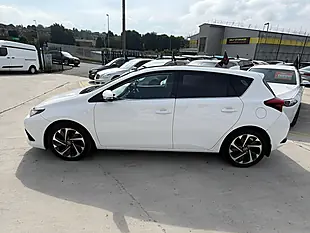 Used 2016 Toyota Auris Design White - Interior and Exterior details 8
