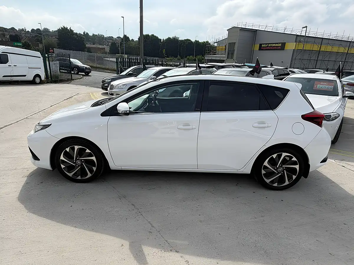 Used 2016 Toyota Auris Design White - Interior and Exterior details 8