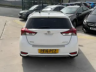 Used 2016 Toyota Auris Design White - Interior and Exterior details 9
