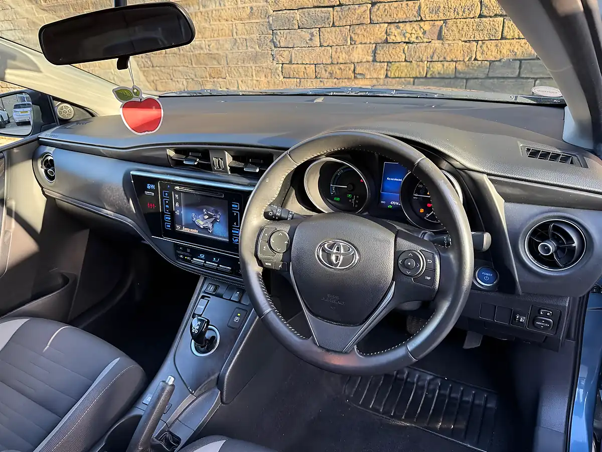 Used 2016 Toyota Auris Icon Blue - Interior and Exterior details 17
