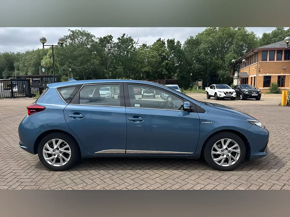 Used 2016 Toyota Auris Icon Blue - Interior and Exterior details 5
