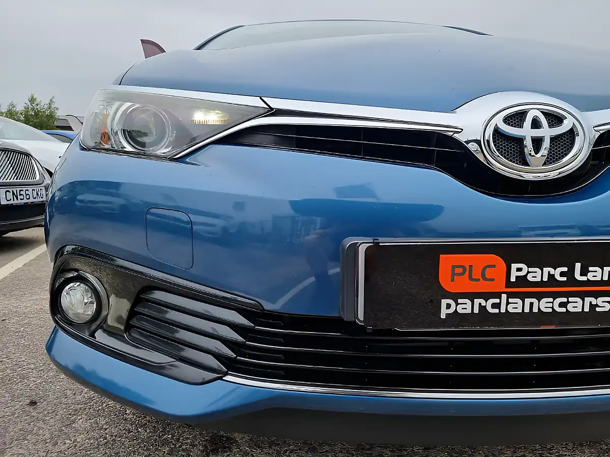 Used 2016 Toyota Auris Icon Denim Blue Metallic - Interior and Exterior details 2