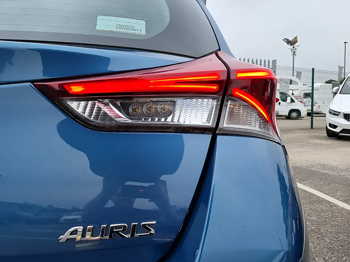 Used 2016 Toyota Auris Icon Denim Blue Metallic - Interior and Exterior details 7