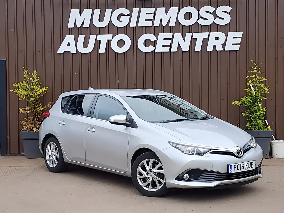 Used 2016 Toyota Auris Icon Silver - Front View