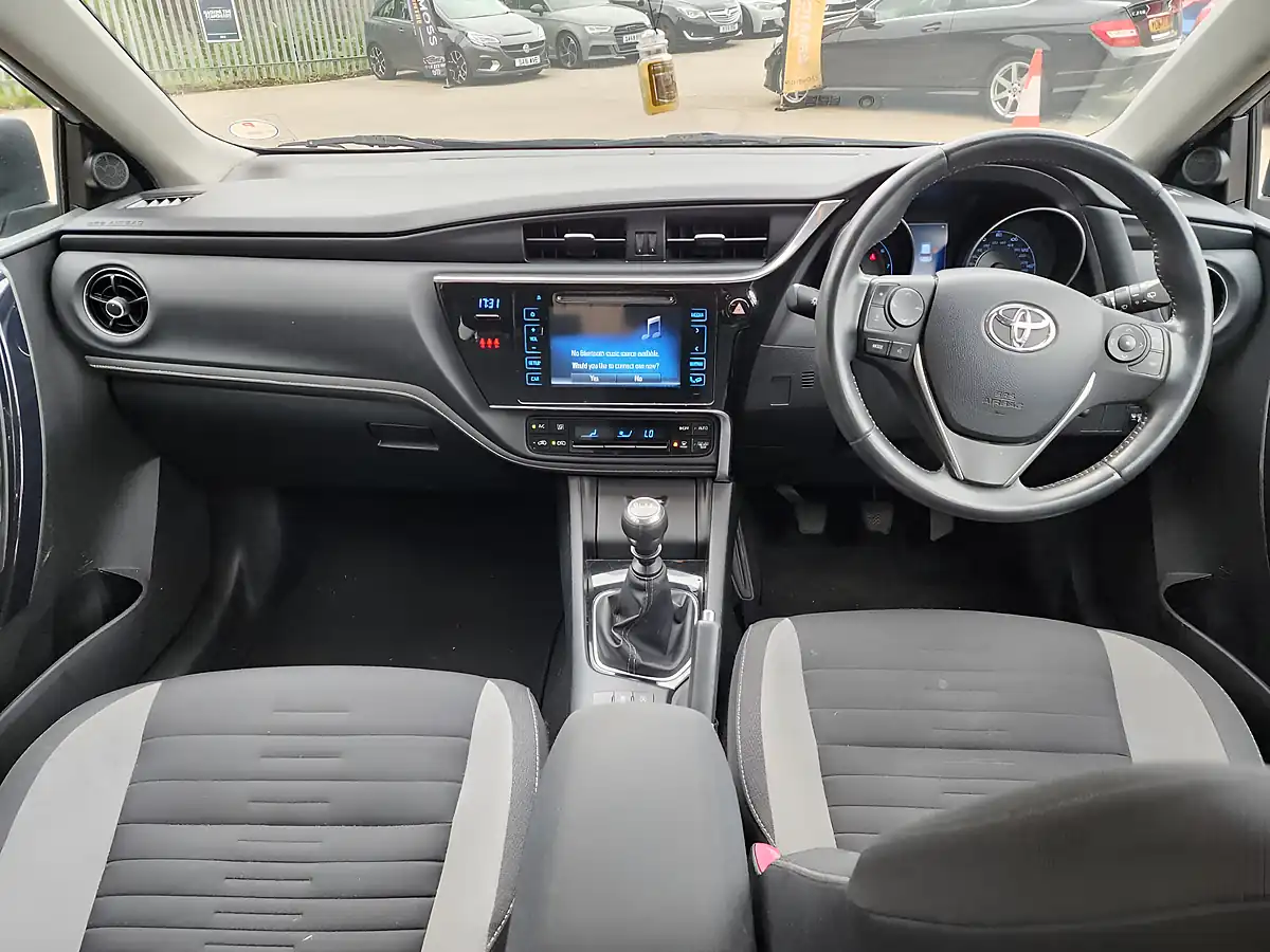 Used 2016 Toyota Auris Icon Silver - Interior and Exterior details 7