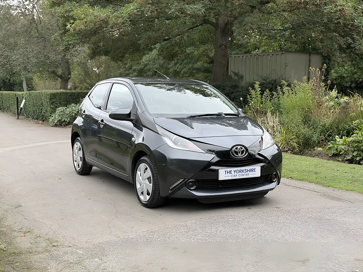 Used 2016 Toyota Aygo X-Play Grey - Front View