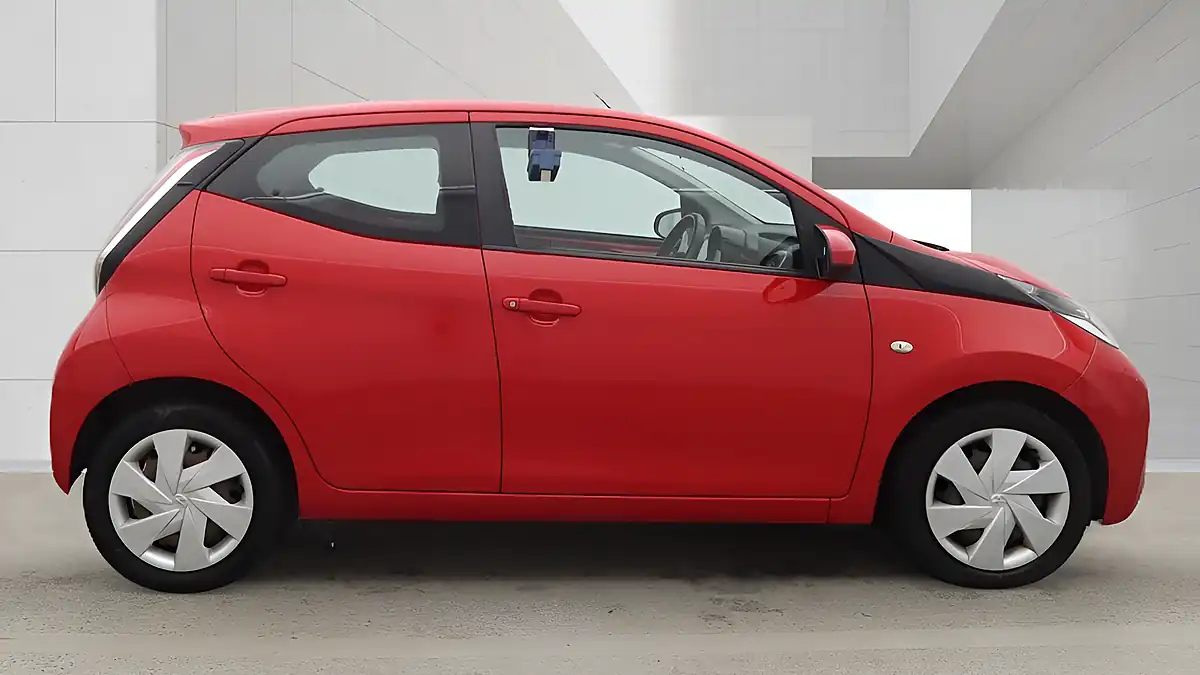 Used 2016 Toyota Aygo X-Play Red - Interior and Exterior details 4