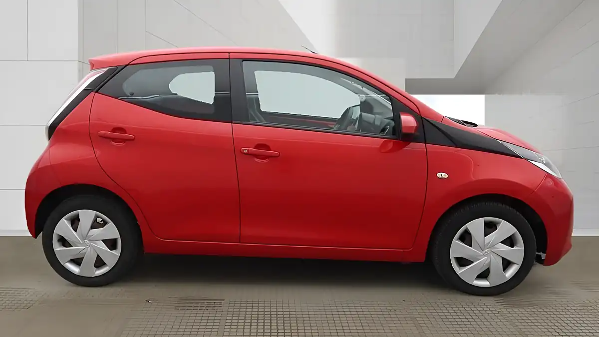 Used 2016 Toyota Aygo X-Play Red - Interior and Exterior details 14