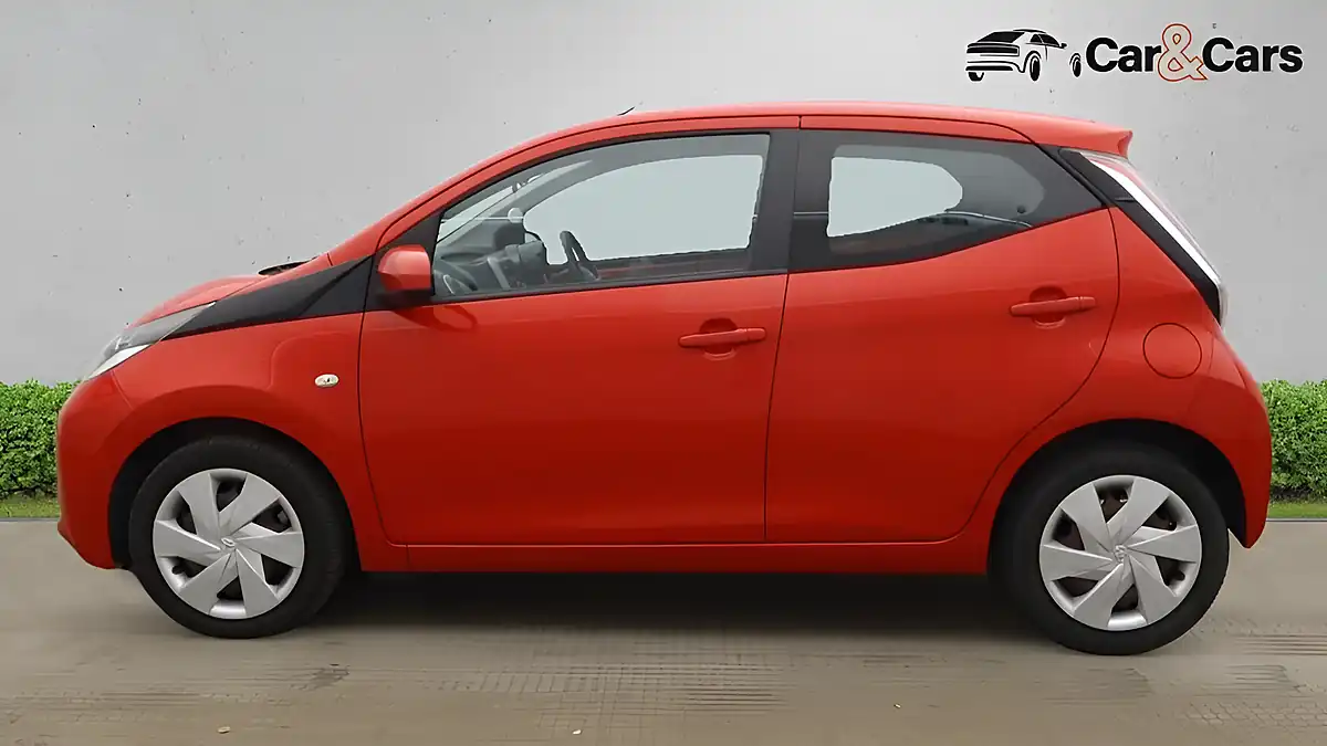 Used 2016 Toyota Aygo X-Play Red - Interior and Exterior details 6