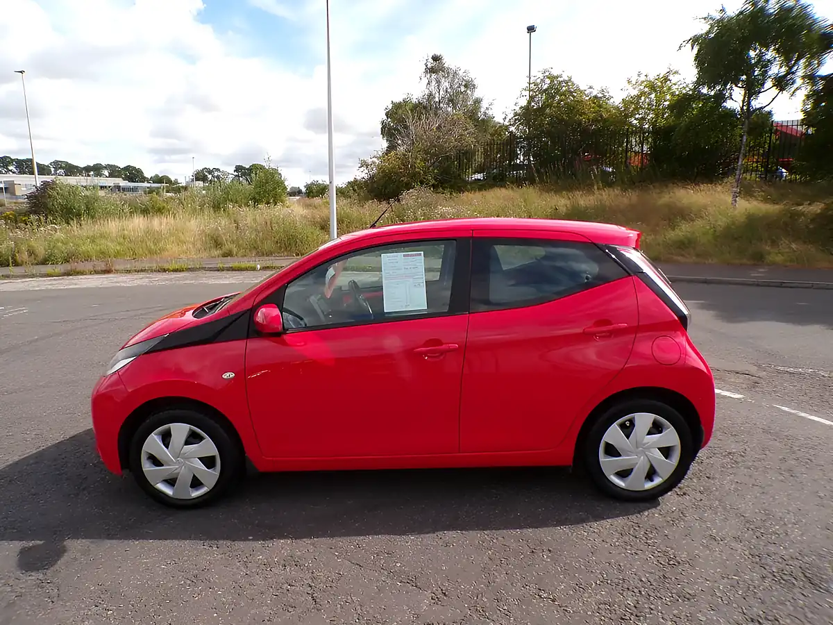 Used 2016 Toyota Aygo X-Play Red - Interior and Exterior details 8
