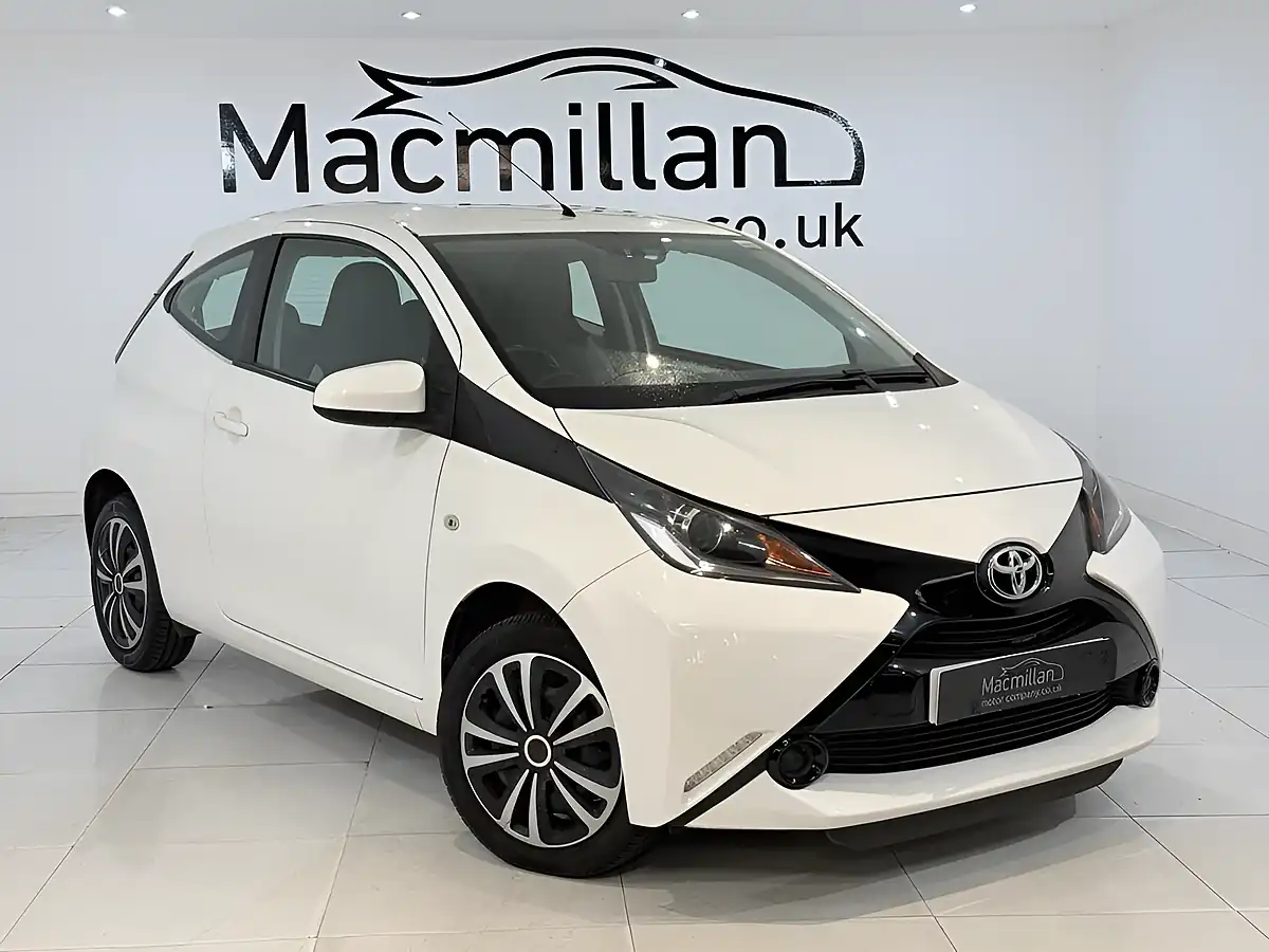 Used 2016 Toyota Aygo X-Play White - Front View