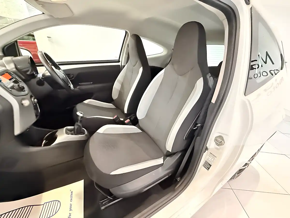 Used 2016 Toyota Aygo X-Play White - Interior and Exterior details 12