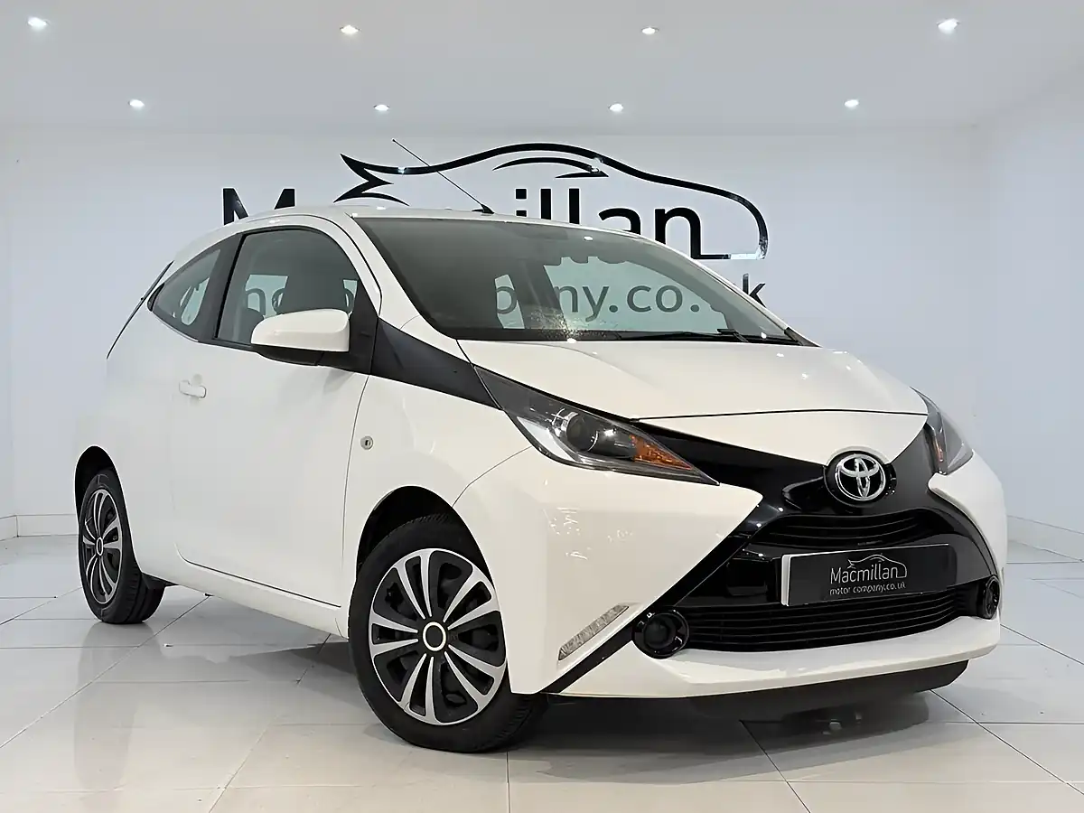 Used 2016 Toyota Aygo X-Play White - Interior and Exterior details 4