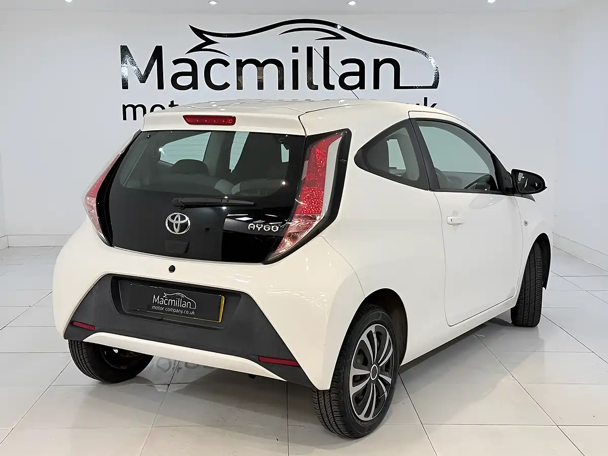 Used 2016 Toyota Aygo X-Play White - Interior and Exterior details 8