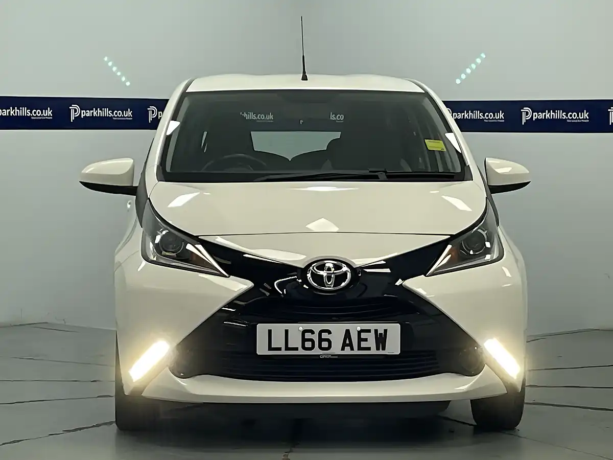 Used 2016 Toyota Aygo X-Play White - Interior and Exterior details 3