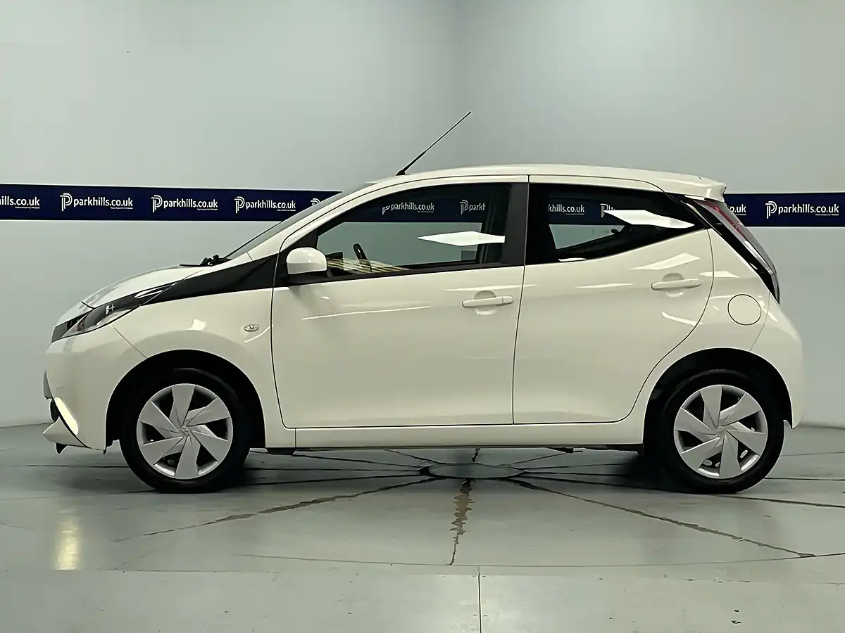 Used 2016 Toyota Aygo X-Play White - Interior and Exterior details 9