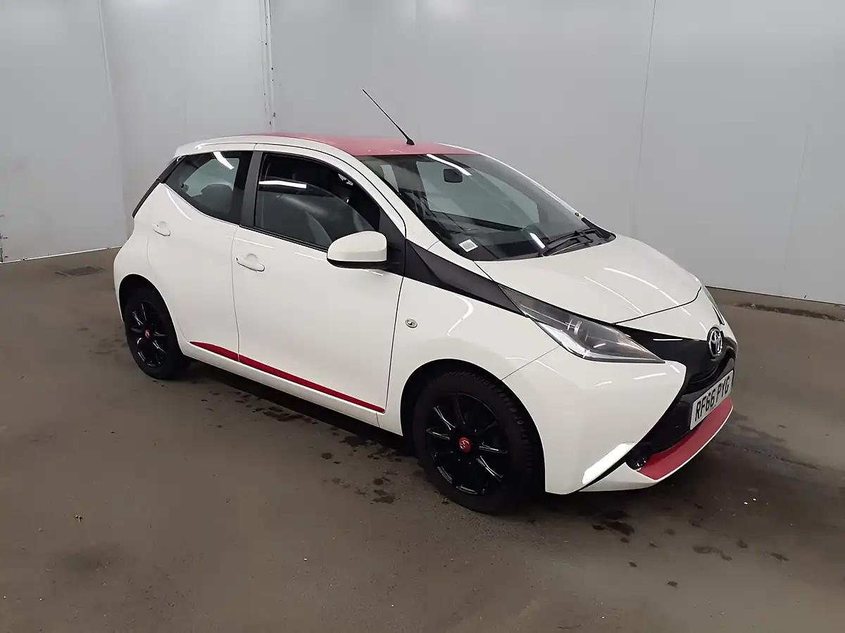 Used 2016 Toyota Aygo X Play White - Front View