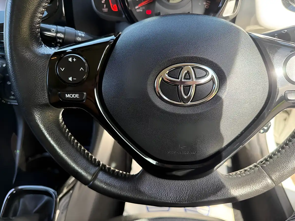 Used 2016 Toyota Aygo X-Pression White - Interior and Exterior details 18
