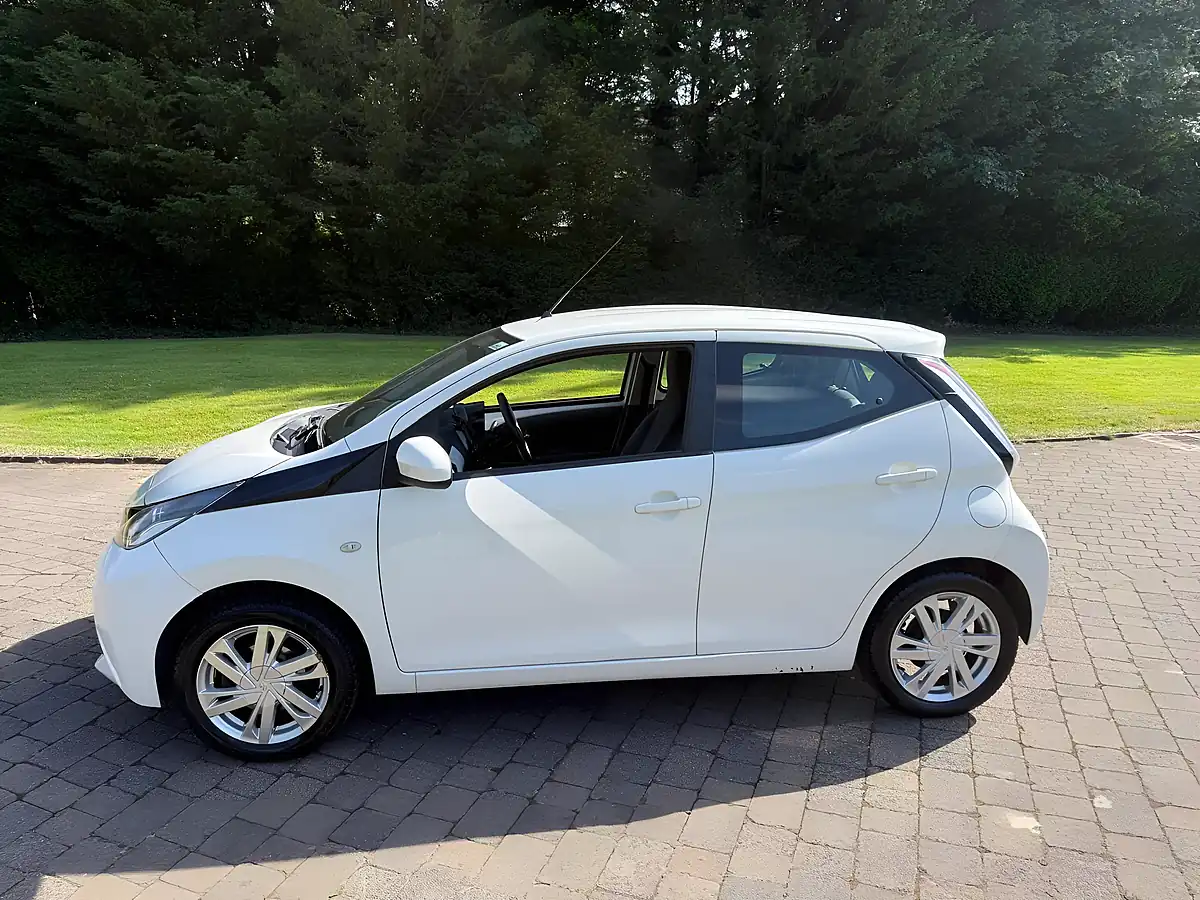 Used 2016 Toyota Aygo X-Pression White - Interior and Exterior details 5