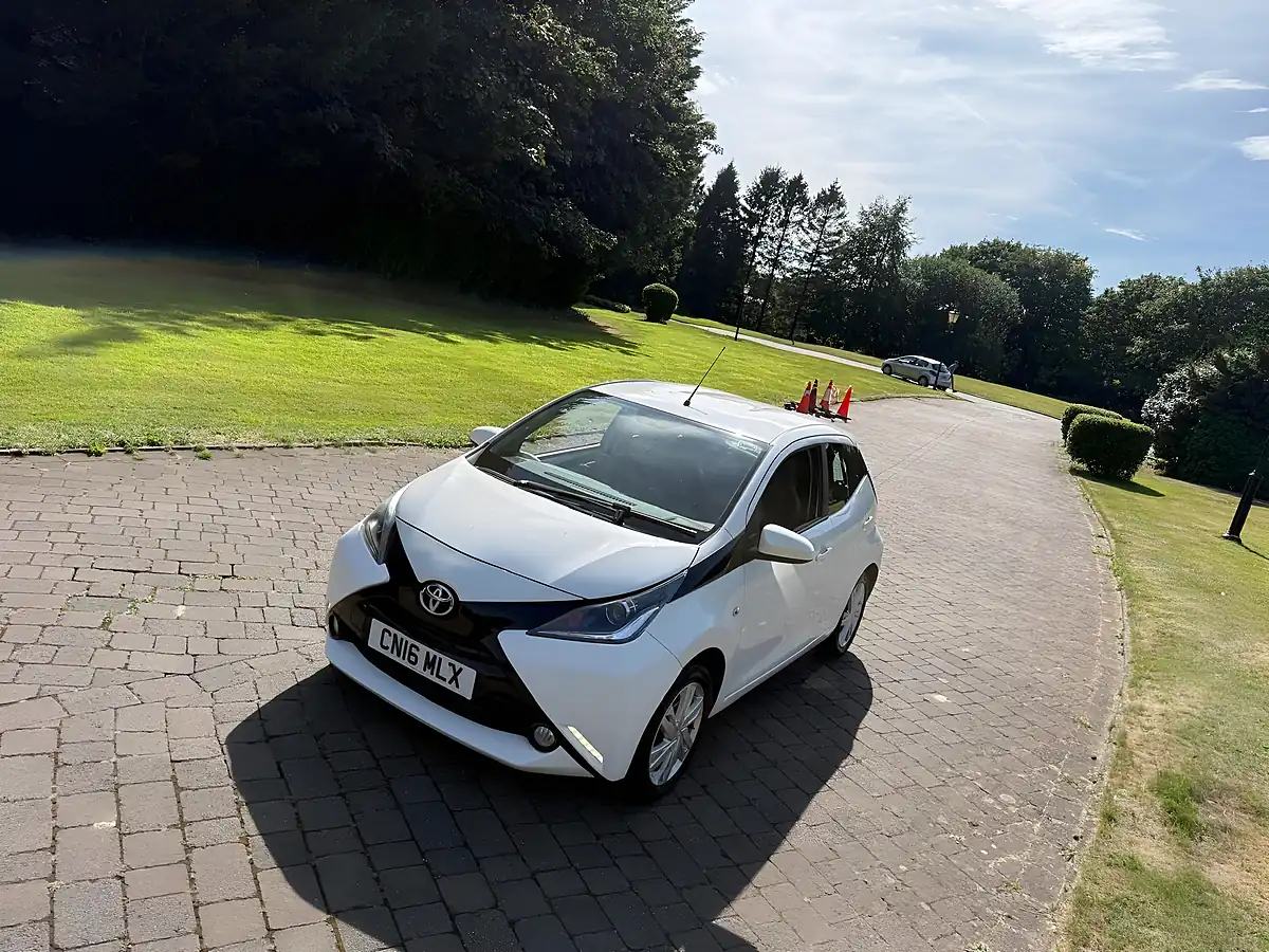 Used 2016 Toyota Aygo X-Pression White - Interior and Exterior details 7
