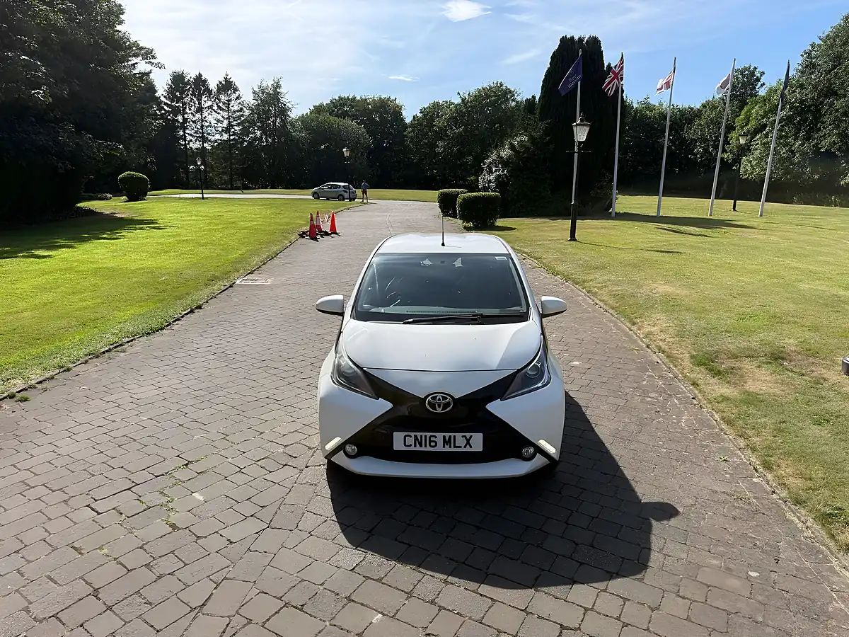 Used 2016 Toyota Aygo X-Pression White - Interior and Exterior details 9