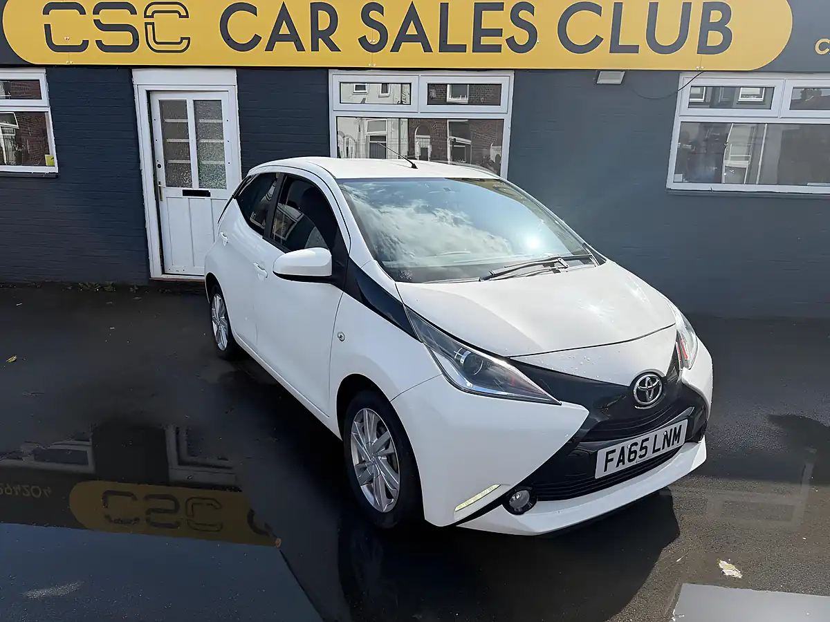 Used 2016 Toyota Aygo X-Pression X-Wave White - Front View