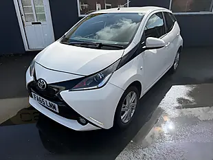 Used 2016 Toyota Aygo X-Pression X-Wave White - Interior and Exterior details 10