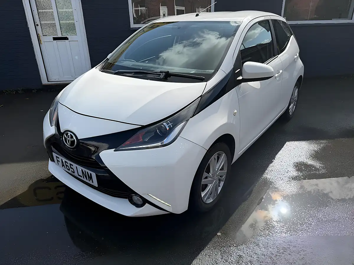 Used 2016 Toyota Aygo X-Pression X-Wave White - Interior and Exterior details 10
