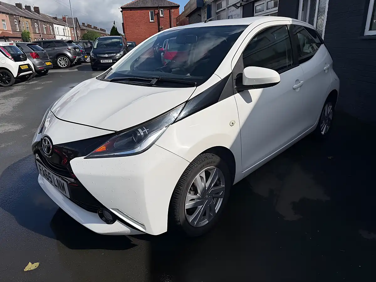 Used 2016 Toyota Aygo X-Pression X-Wave White - Interior and Exterior details 3