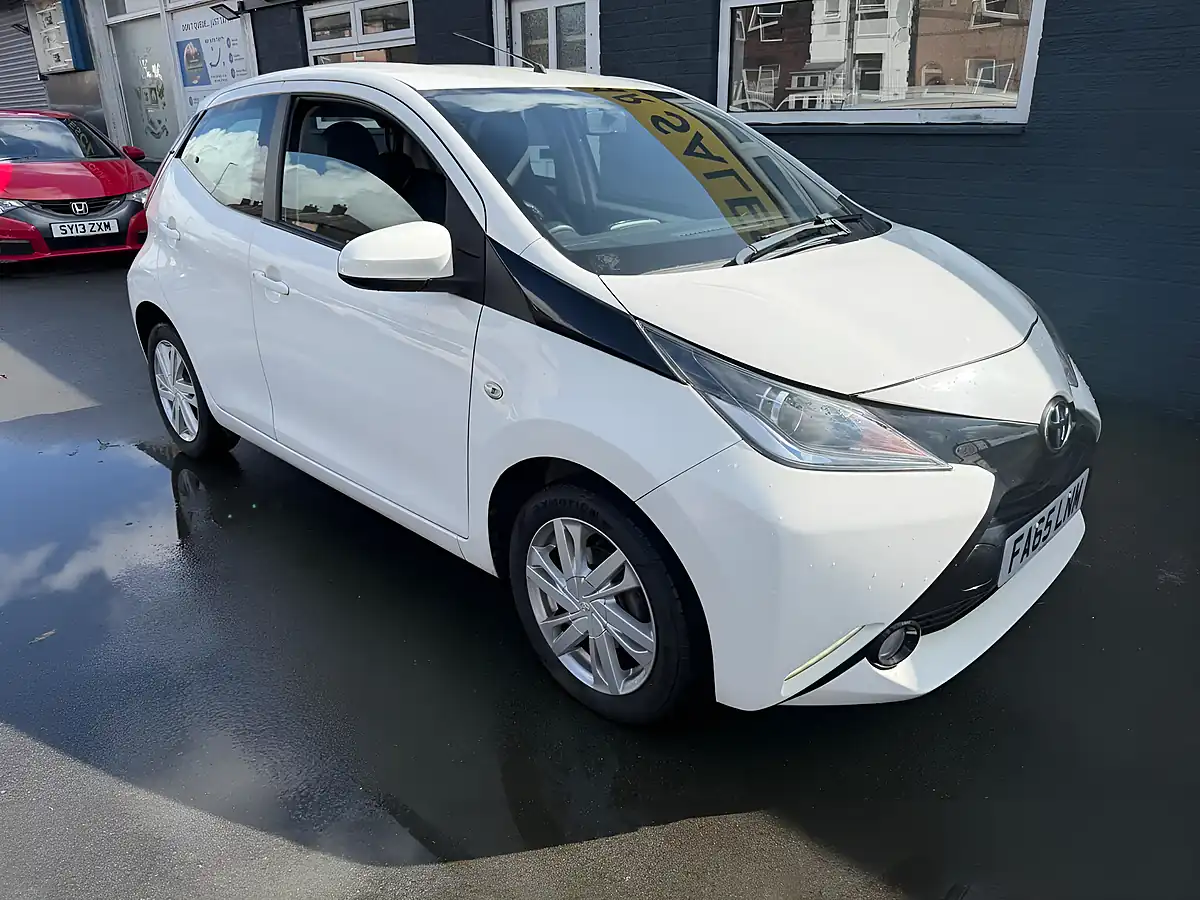 Used 2016 Toyota Aygo X-Pression X-Wave White - Interior and Exterior details 7