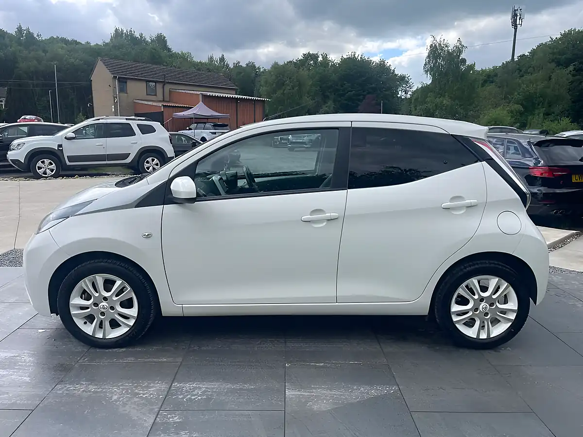 Used 2016 Toyota Aygo X-Pure White - Interior and Exterior details 17