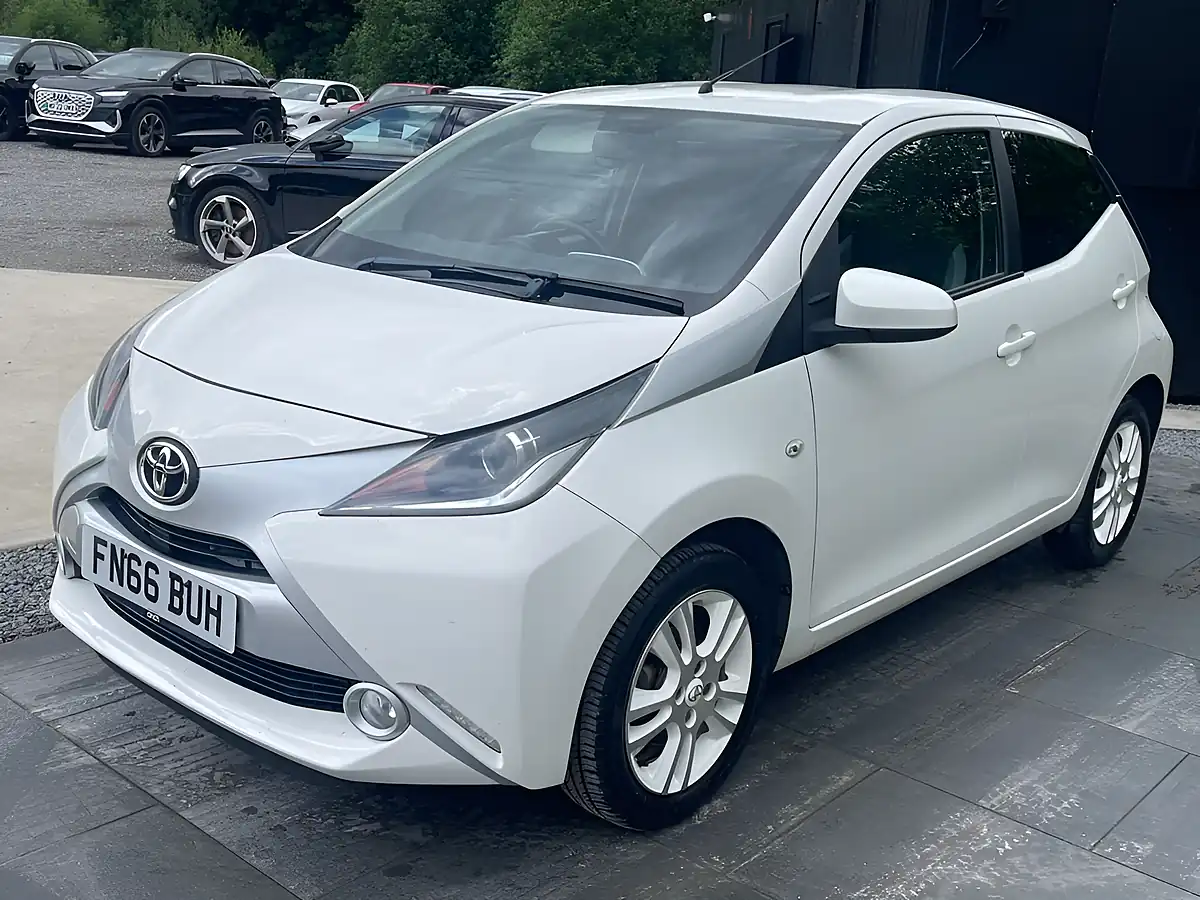 Used 2016 Toyota Aygo X-Pure White - Interior and Exterior details 18