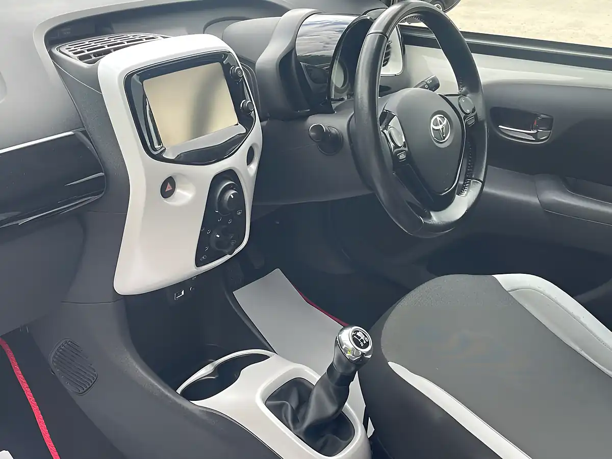 Used 2016 Toyota Aygo X-Pure White - Interior and Exterior details 19