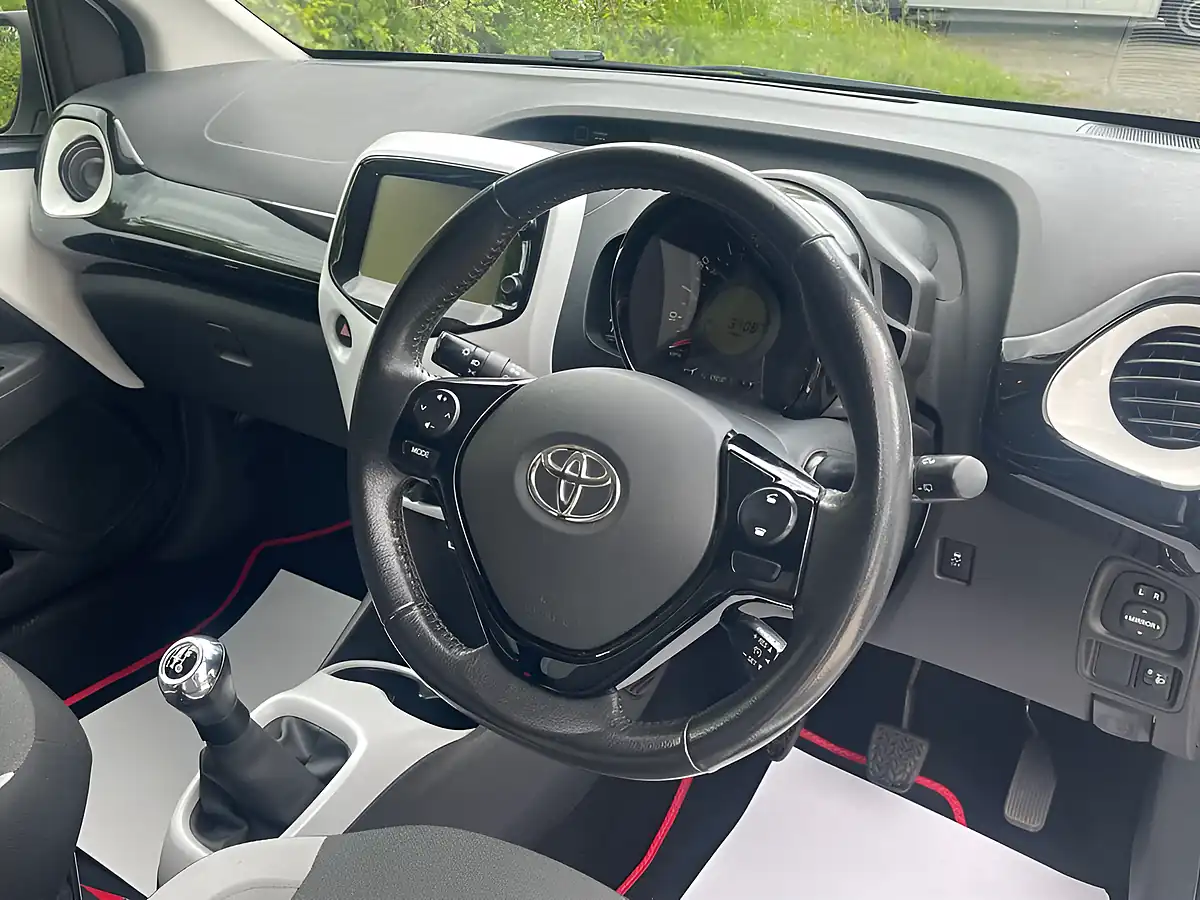 Used 2016 Toyota Aygo X-Pure White - Interior and Exterior details 4