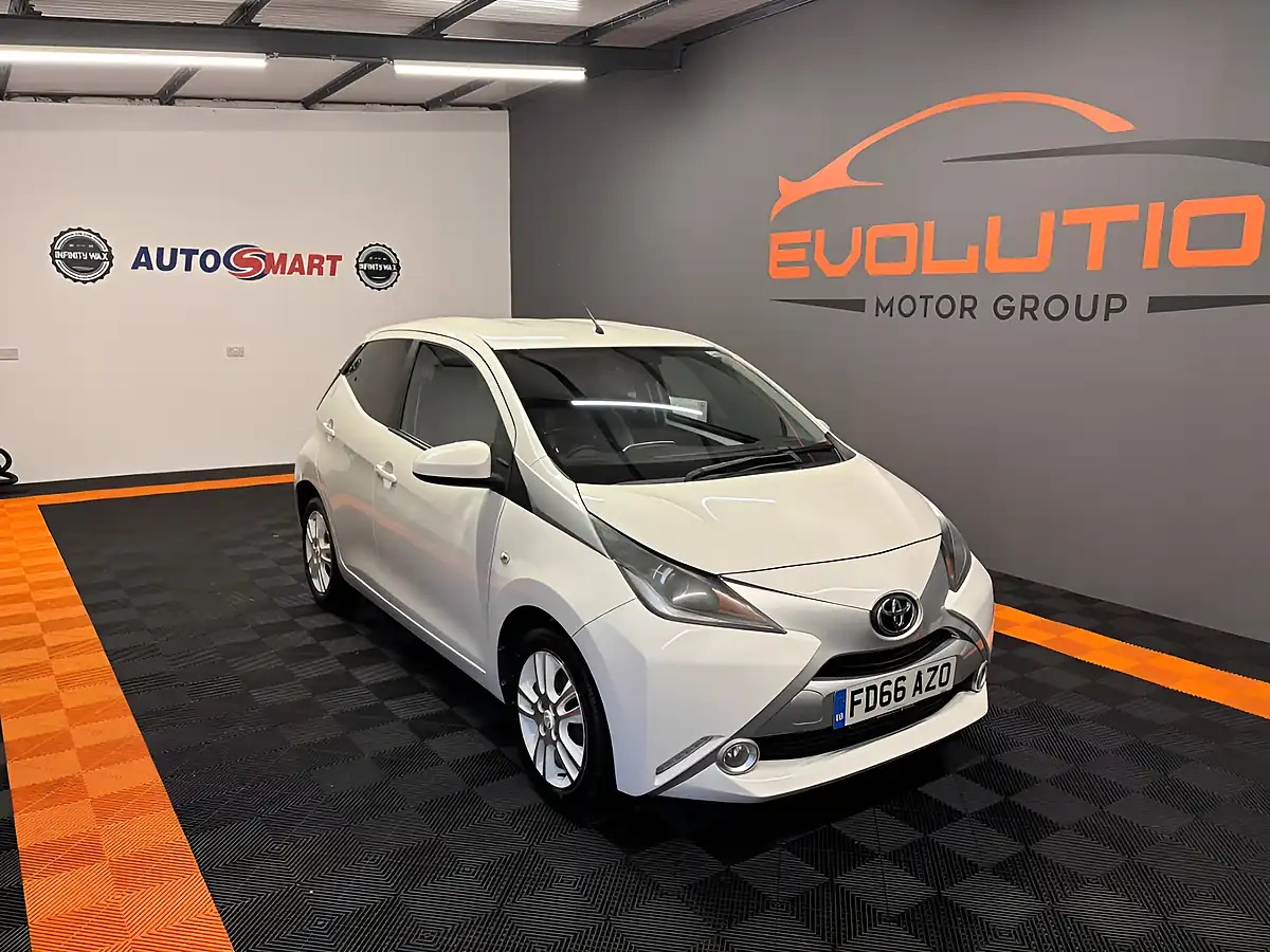 Used 2016 Toyota Aygo X-Pure White - Interior and Exterior details 3