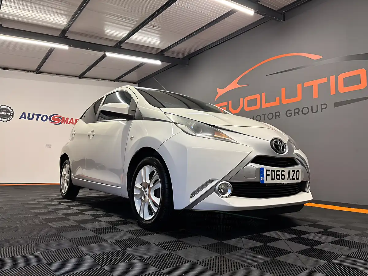 Used 2016 Toyota Aygo X-Pure White - Interior and Exterior details 5