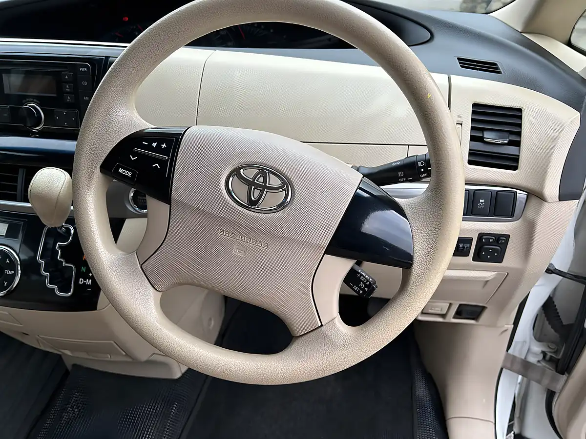 Used 2016 Toyota Estima 8 Seater White - Interior and Exterior details 15