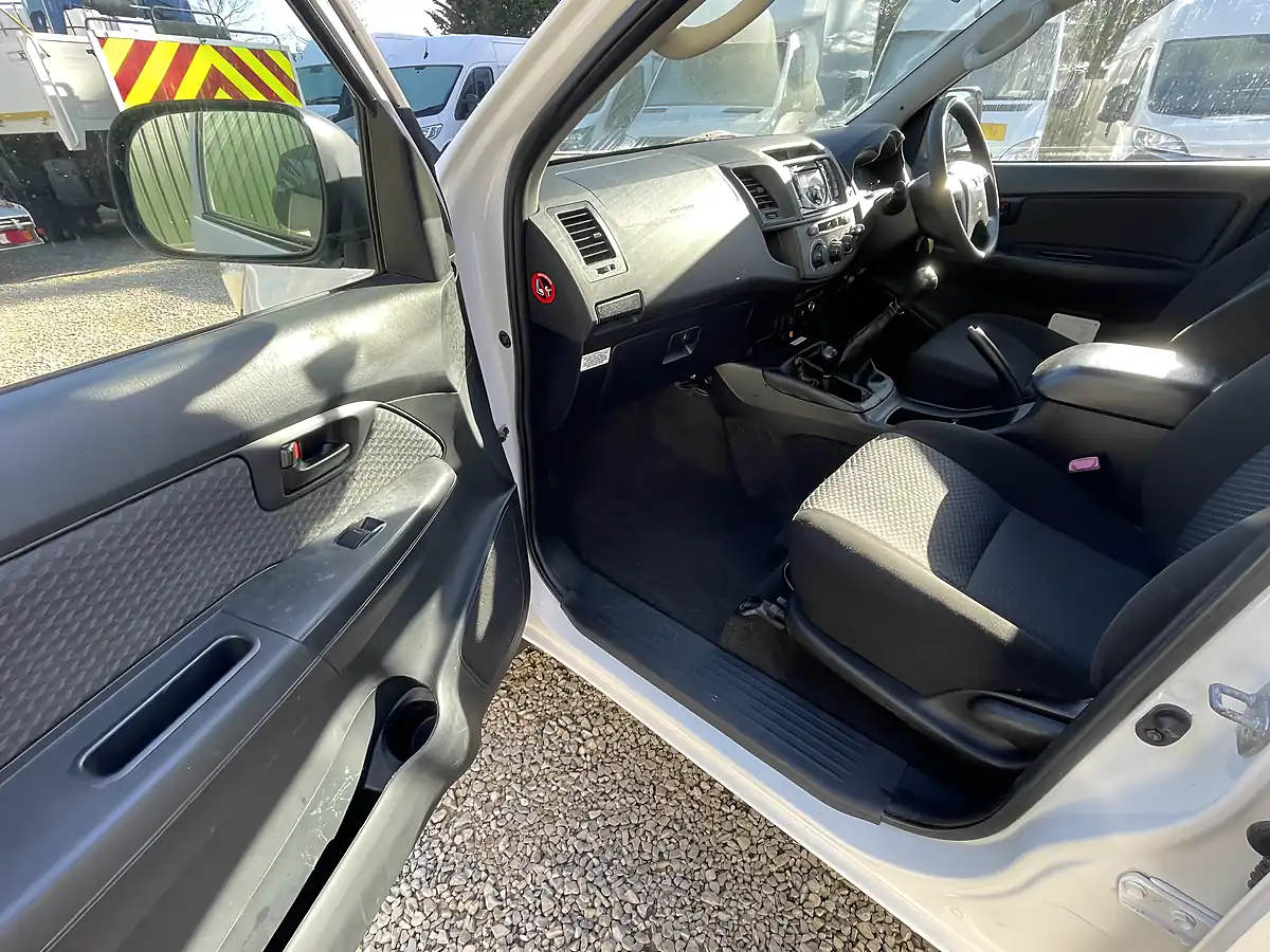 Used 2016 Toyota Hilux Active 4X4 White - Interior and Exterior details 12
