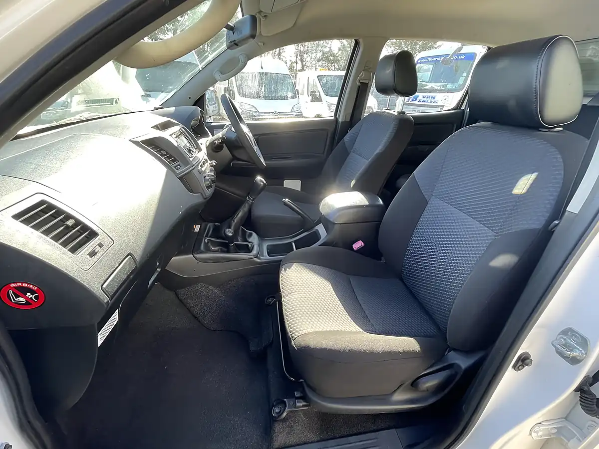 Used 2016 Toyota Hilux Active 4X4 White - Interior and Exterior details 13