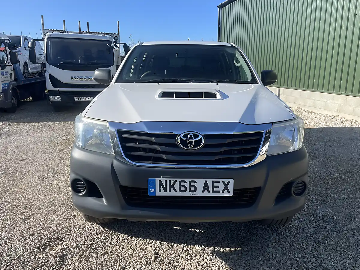 Used 2016 Toyota Hilux Active 4X4 White - Interior and Exterior details 2