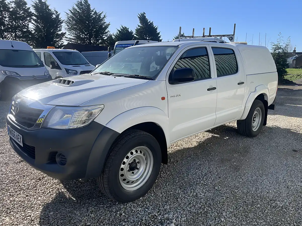 Used 2016 Toyota Hilux Active 4X4 White - Interior and Exterior details 3