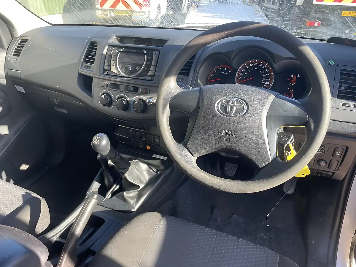 Used 2016 Toyota Hilux Active 4X4 White - Interior and Exterior details 4