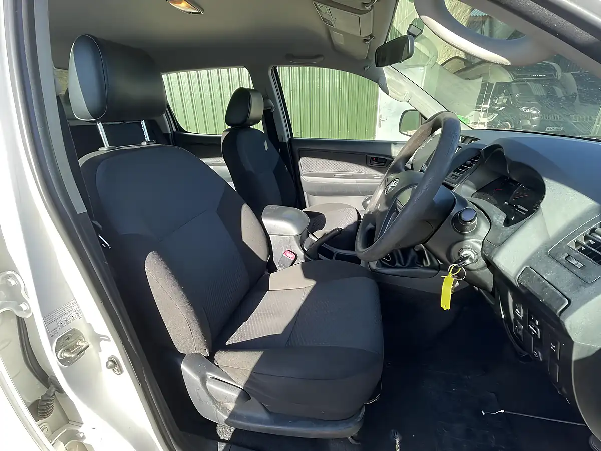Used 2016 Toyota Hilux Active 4X4 White - Interior and Exterior details 5