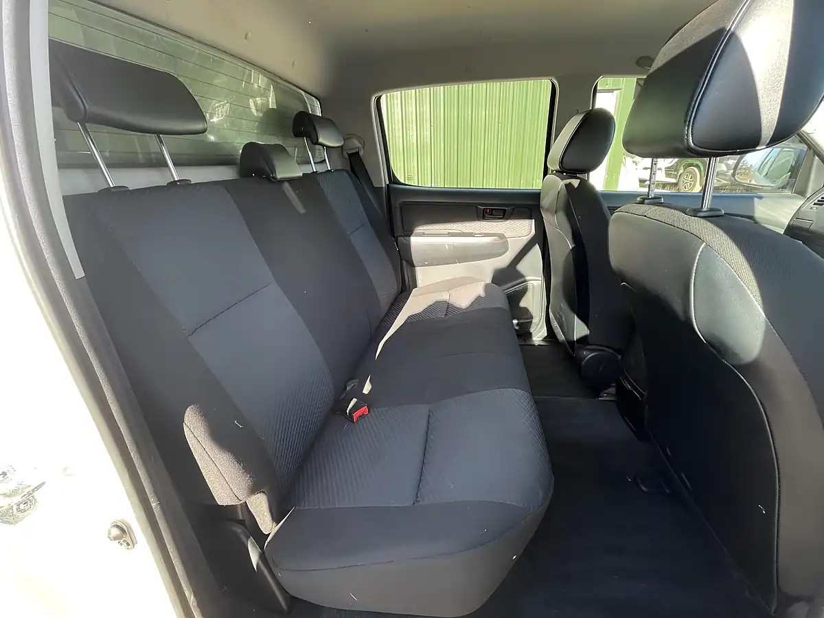 Used 2016 Toyota Hilux Active 4X4 White - Interior and Exterior details 6