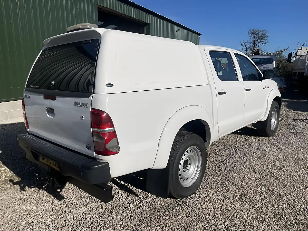 Used 2016 Toyota Hilux Active 4X4 White - Interior and Exterior details 7