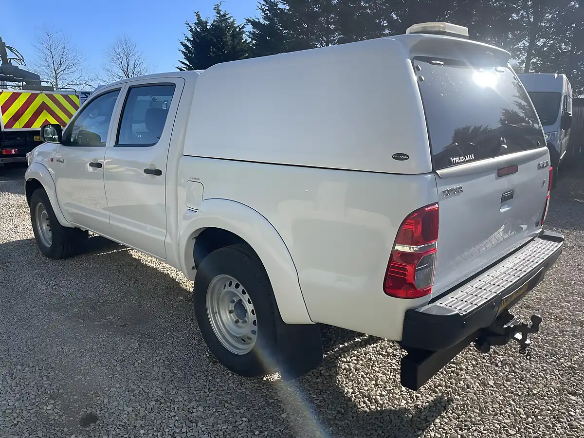 Used 2016 Toyota Hilux Active 4X4 White - Interior and Exterior details 9