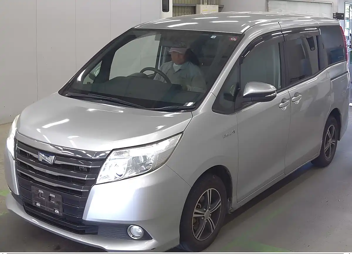 Used 2016 Toyota Noha Silver - Interior and Exterior details 3