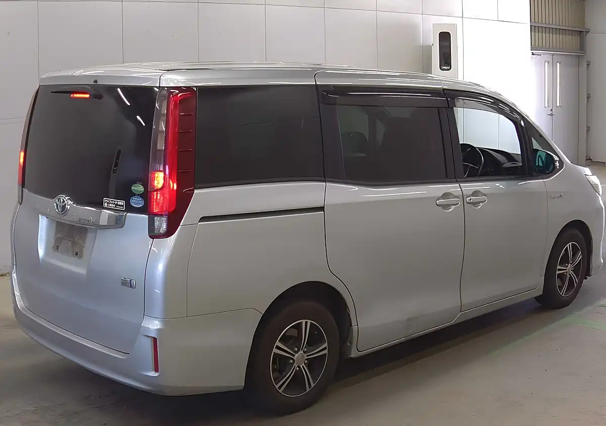 Used 2016 Toyota Noha Silver - Interior and Exterior details 4