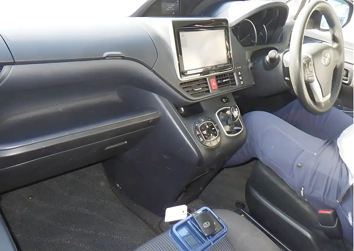 Used 2016 Toyota Noha Silver - Interior and Exterior details 5