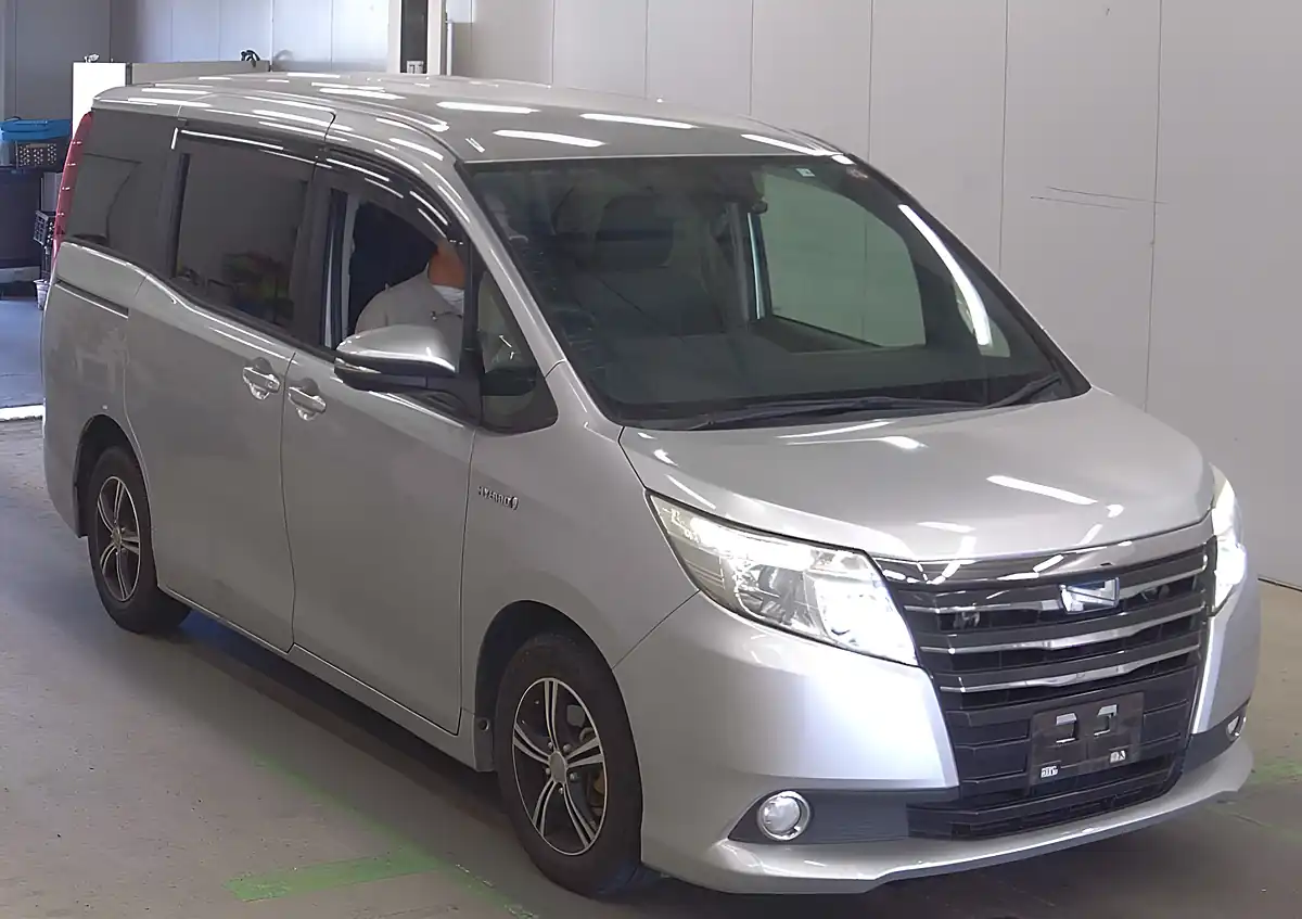 Used 2016 Toyota Noha Silver - Interior and Exterior details 8